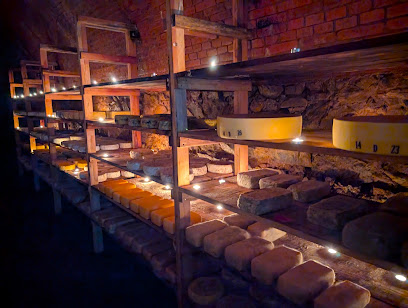 Les 2 Chapelles Cave D'affinage Des Monts Du Lyonnais Fromagerie à Duerne